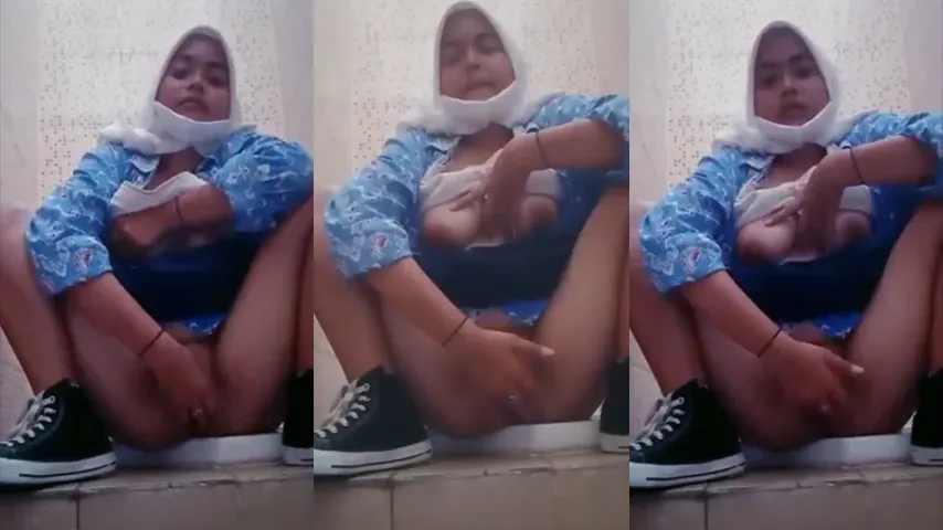 Bokep Indo ABG SMP Mainin Memek di Toilet Sekolah