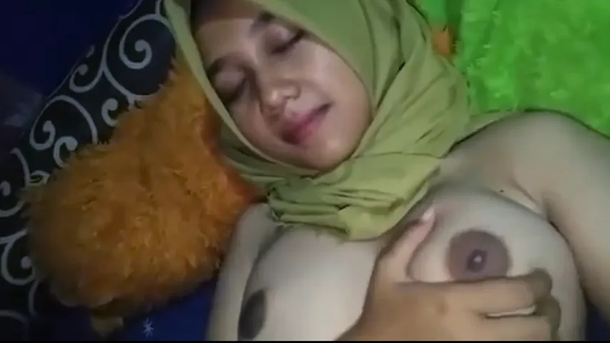 Bokep Indo Hijab Cantik Ukhty Sange Remas Toket