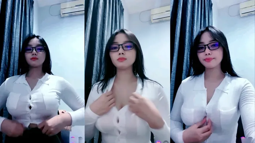 Bokep Indo Julia Lea Kemeja Menonjol Ketat